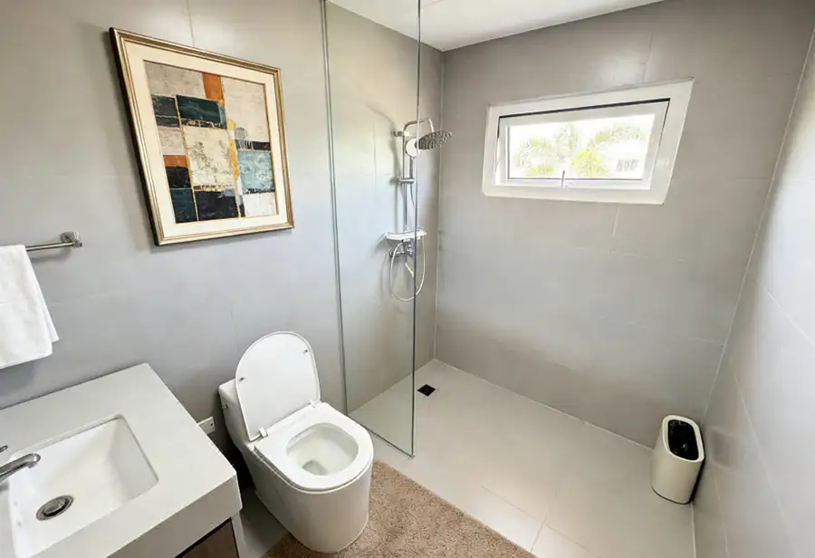 Spacious family bathroom in the quad room Anyu Pool Villa Resort