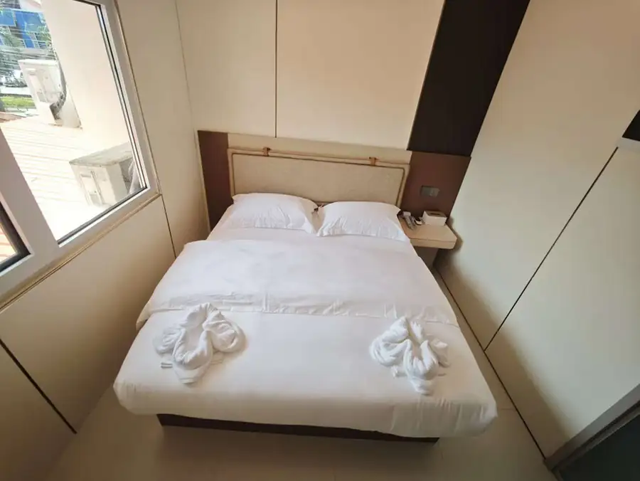 Double bed with window view in the five-room detached villa Anyu Pool Villa Resort